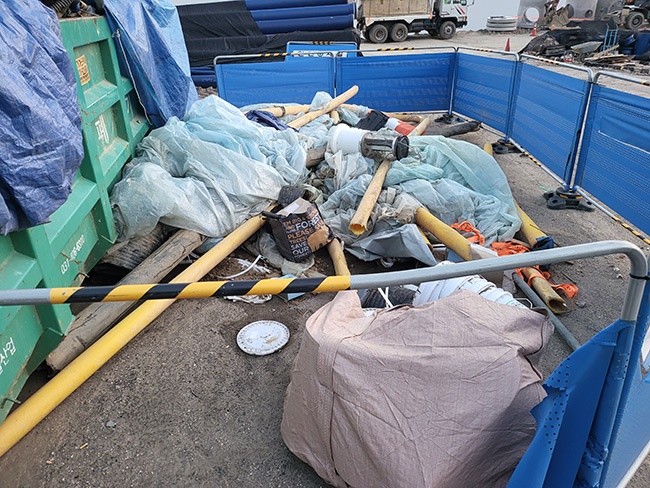 3월28일-내손다구역 재개발사업구역 공사현장에서 압롤박스 불법투기가 상습적으로 이루어지고 있다.